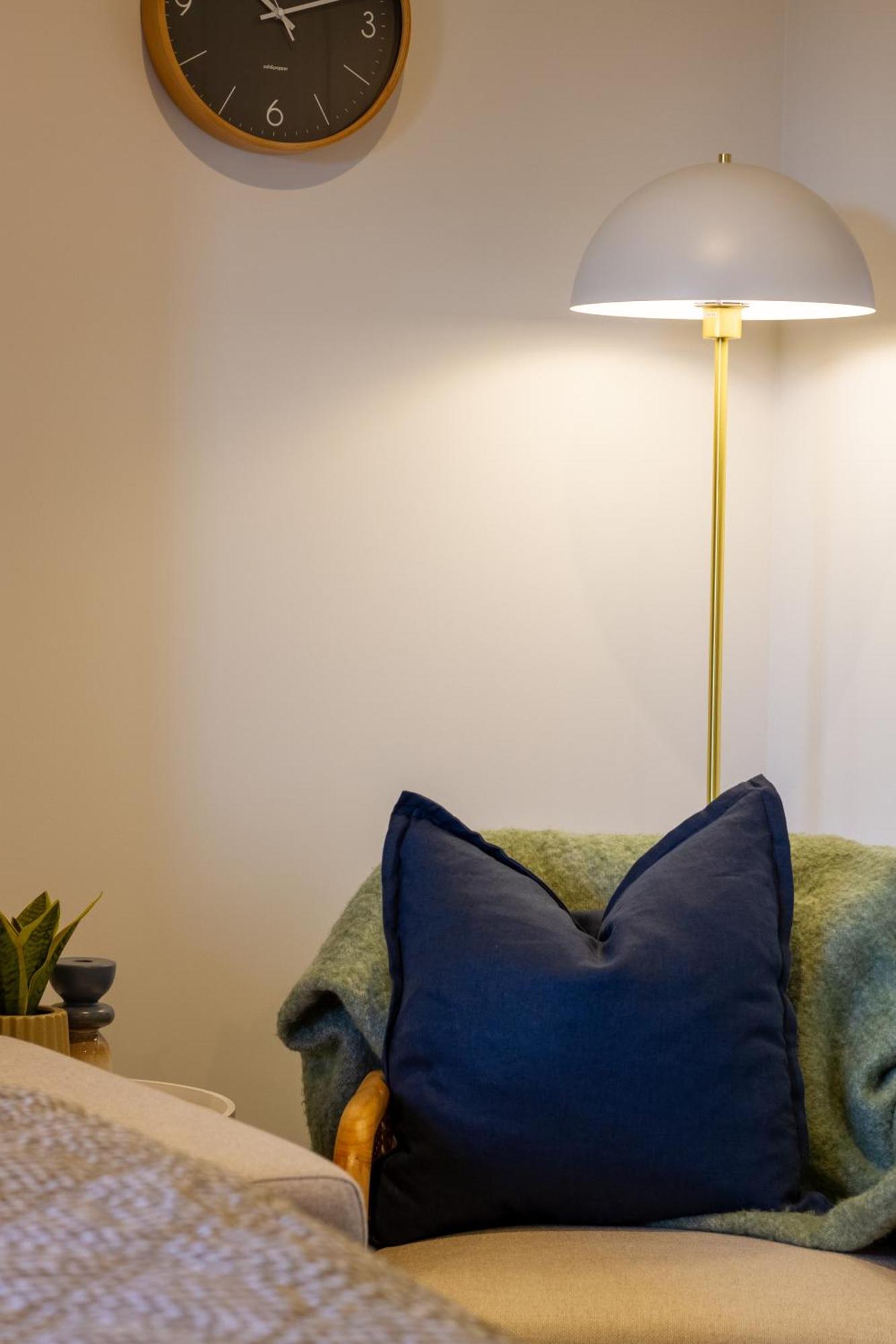 Downtown Comfort: Modern Studio With Backyard Christchurch Exterior photo