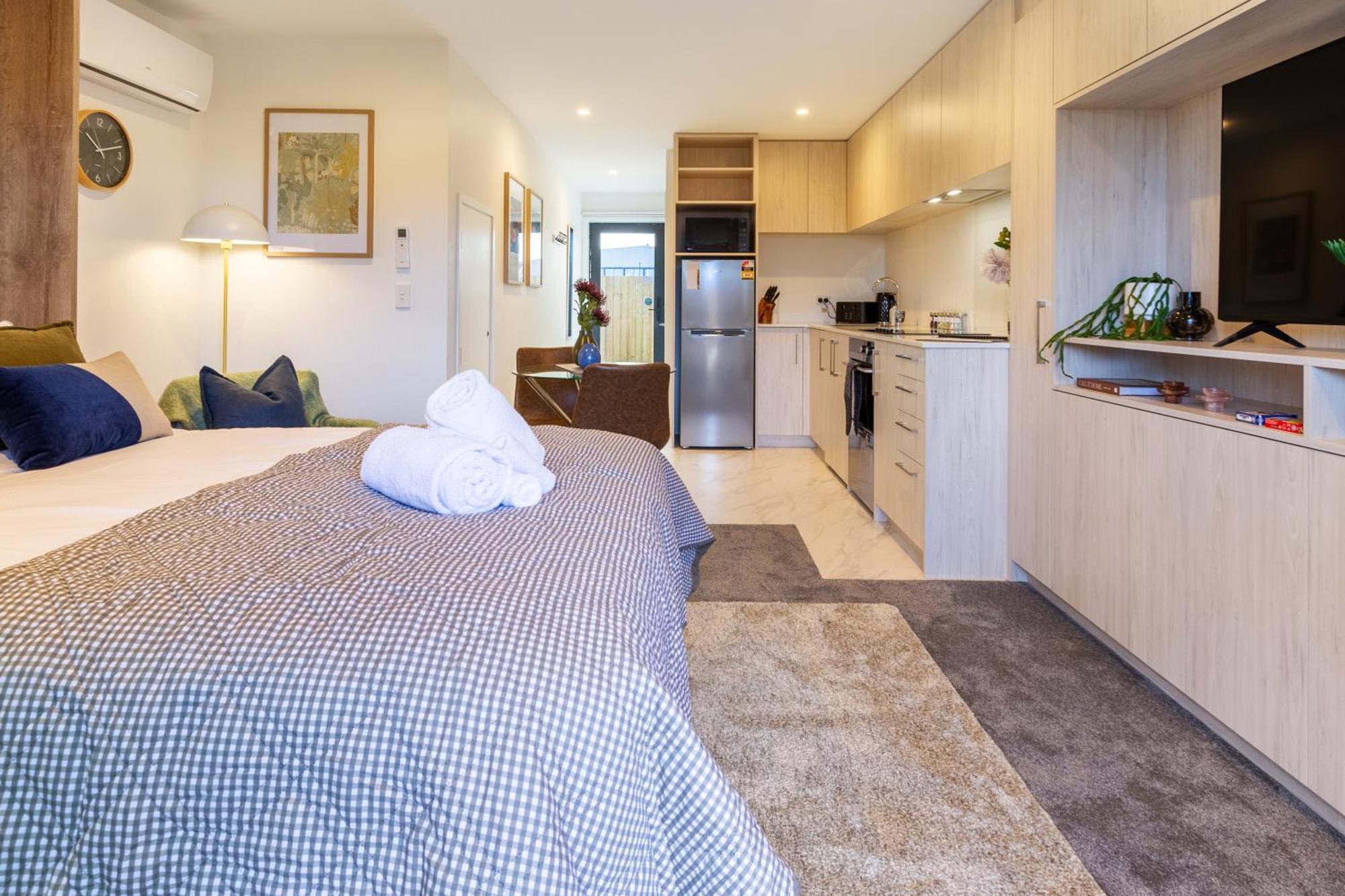 Downtown Comfort: Modern Studio With Backyard Christchurch Exterior photo